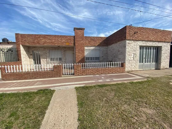 Propiedad Compuesta | 2 Casas De 3 Dormitorios Cada Una | Amplio Terreno | Capitan Bermudez