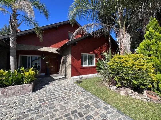 Casa 6 Amb - Amoblada - En Venta  Echeverría Del Lago, Canning 
