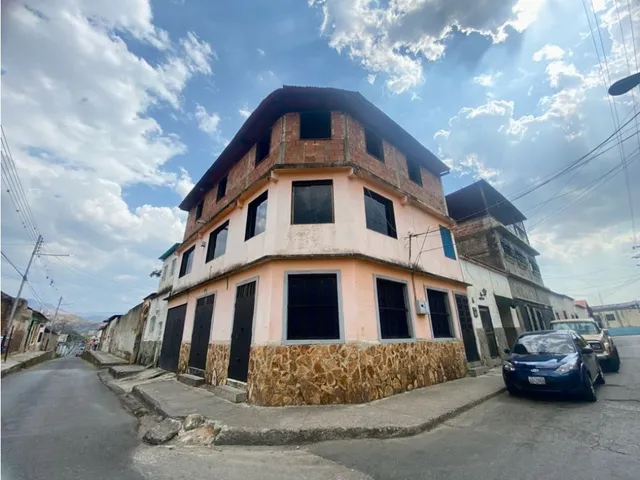 Vivienda Con 2 Locales En El Centro De La Victoria.