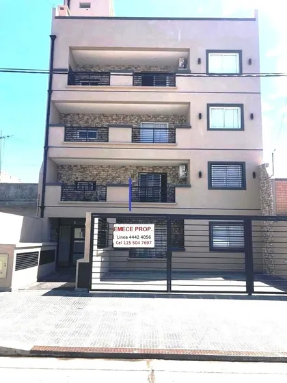 Hermoso Depto. 2 Amb. Al Frente Muy Luminoso En P. Baja Con 2 Cocheras Estado Impecable Terraza Común Con Parrilla 