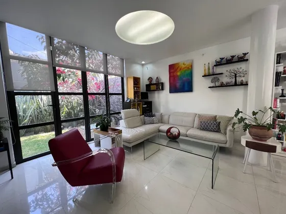 Ámplia Casa De Diseño En Excelente Ubicación.