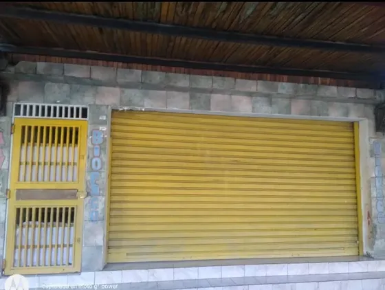 Edificio Con Dos Locales Comerciales Con Toldo De Acero Y De Techo Machimbrado Tipo Boulevard Cerámica En Su Fachada Y Cerámica En Los Pisos
