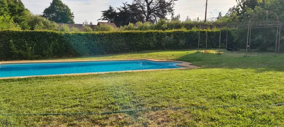 Parcela Con Piscina Y Amplias Áreas Verdes. (acepta Ofertas)