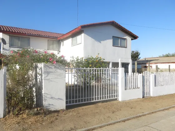 Amplia Casa De 2 Pisos, Cercana A La Playa Sector Matagorda