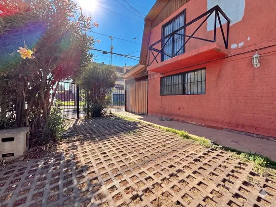 Casa Esquina De 2 Pisos 3d+2b, Barrio Las Rosas Maipú