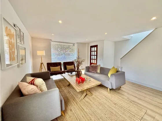 Contador En Venta. Casa 2 Niveles Remodelada Balcón