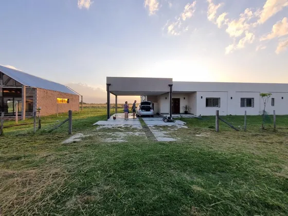 Casa En Venta - 3 Dormitorios 3 Baños - Cocheras - 2.125mts2 - Poblet, La Plata