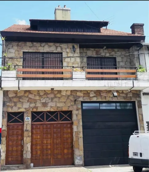 Casa Triplex, 4 Ambientes!! Muy Luminosa, Cerca Del Alto Avellaneda!! 3 Baños, Garage Terraza Con Balcón. Hogar A Leña, Aire Acondicionado, Tiro Balanceado, Parrilla. Sobre Avenida