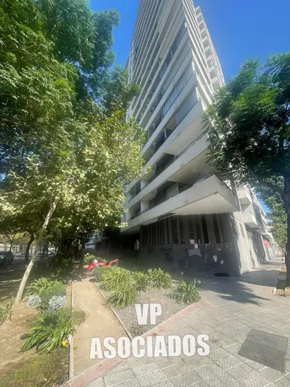 Depto Con 2d-1b Y Box En Sexto Piso, Parque De Los Reyes. 