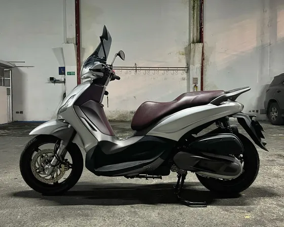 Piaggio Beverly 350 Color Plata