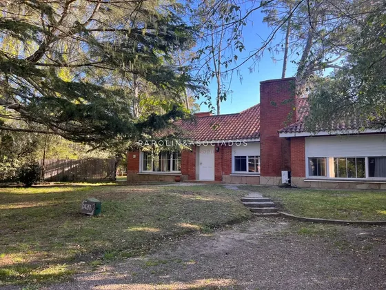 Chalet En Venta De 3 Dormitorios En Cantegril, Punta  Del Este.