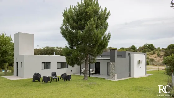 Casa En Venta Y Alquiler De 4 Dormitorios Y 3 Baños Con Jardín Parrilla Y Cochera Cerrada En Costa Esmeralda Senderos Iii Lote 371