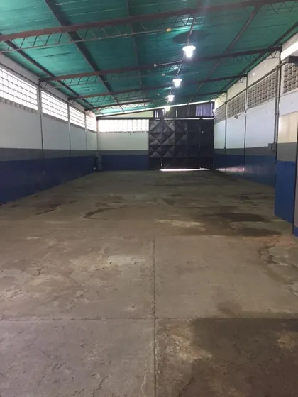 Galpón En Alquiler En Barcelona. Muy Cerca Del Aeropuerto