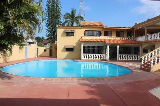 Casa De 2 Niveles Amueblada Con Piscina En Lucerna Disponible Para Venta