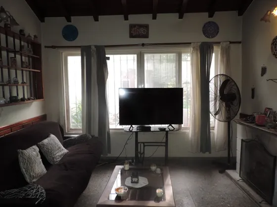 Casa Tipo Americana, 5 Amb. 3 Dorm. Com. Living, 2 Bños. Tza. Lav. Parrilla, Lote Libre 