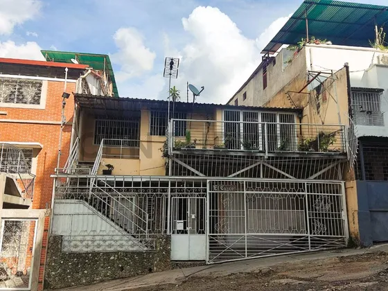 En Venta Casa Quinta De Dos Niveles En Urbanización Los Rosales