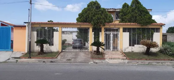 Venta De Amplia Casa De Dos Niveles En Urb Corinsa Cagua Mic03