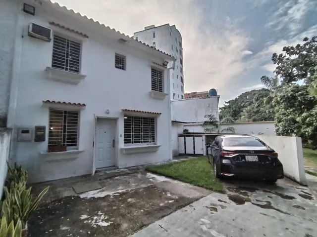 Sandra H Vende Townhouse En Valencia Urb Prebo. (cod:ve-cas)