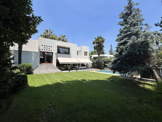Casa En Venta Santuario Del Valle De 5d/4b. En Lo Barnechea
