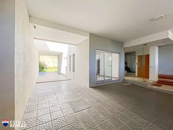 Casa De Categoría En Venta Con Parque - La Plata