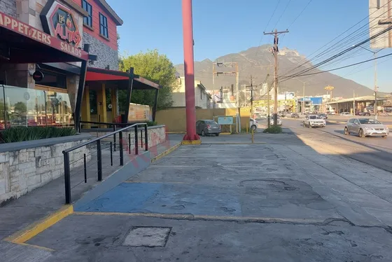 Local Para Restaurante En Renta En Paseo De Los Leones Terreno De 999 Y 513 De Construccion