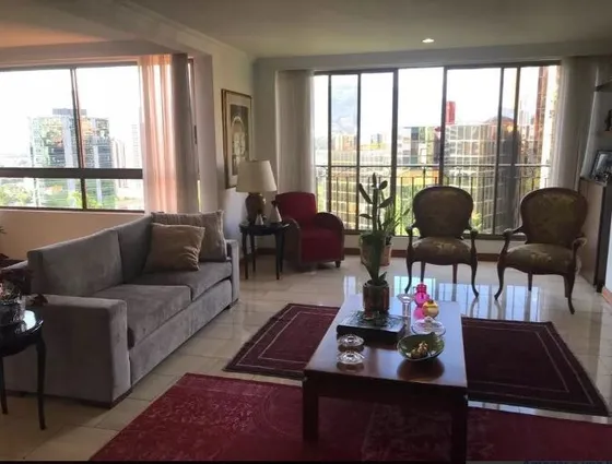 Venta De Amplio Apartamento En Castropol, El Poblado