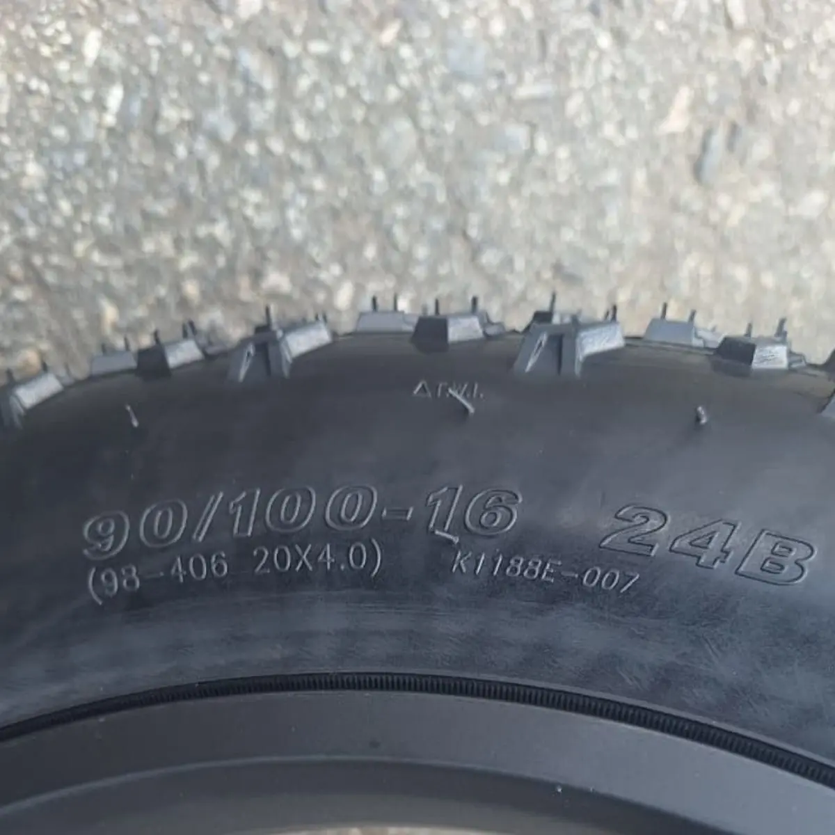 Detalhe do freio Shimano e chave de segurança da bateria da bicicleta elétrica Starmega V8