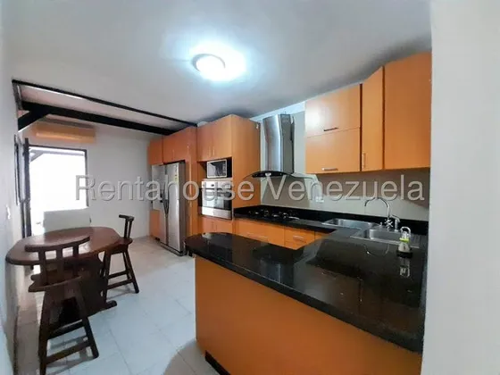 Zulay González Vende, Bella Casa En Venta En Cabudare, Villa Roca De Dos Niveles, Amoblada Mls 25-9292 