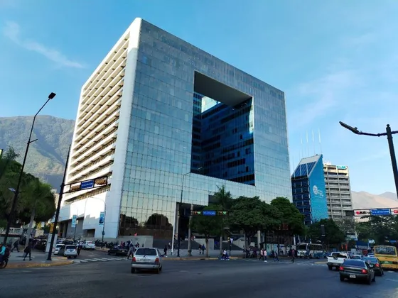 Oficina En Parque Cristal, Con Excelentes Acabados, Remodelada, Vista De Lujo Hacia La Av. Francisco De Miranda Y Parque Del Este