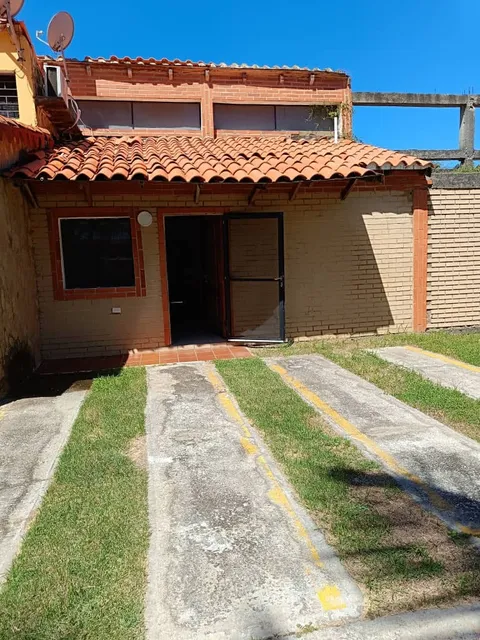 Townhouse Res. La Ensenada Ciudad Flamingo Chichiriviche