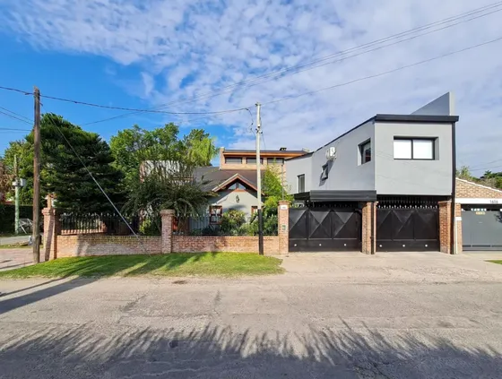 Casa En Venta - 3 Dormitorios 3 Baños - Cocheras - 800mts2 - Manuel B. Gonnet, La Plata 