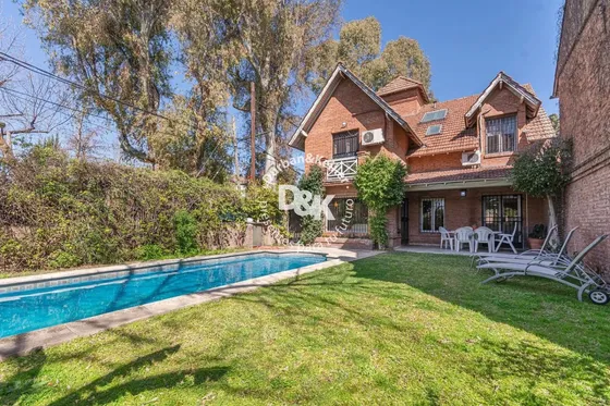 Casa De 4 Dormitorios En Venta En Santa Rita, Boulogne