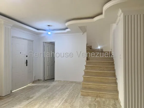 Hermosa Casa Quinta En Venta En Urbanismo Privado El Recreo La Victoria 440 Metros Terreno Amplios Espacios Acabados De Primera Estef 25-21531