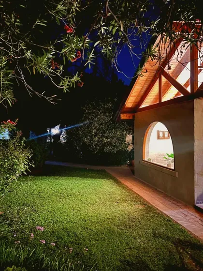 Casa En Chacras De Coria, Mendoza. 8 Personas. Barrio Semiprivado. Piscina, Churrasquera, Amplio Jardin.