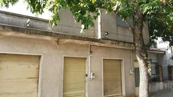 Oportunidad Casa Con Cochera,  Local,  Apartamento Y Galpón Con Gran Potencial Renta Estimada $100.000. Ubicada En Mercedes
