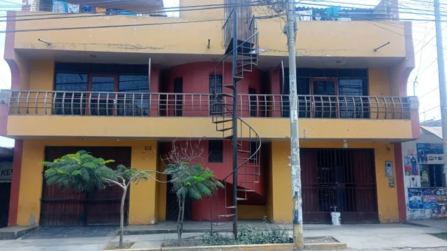 Casa 3 Pisos Construidos, 2 Locales Comerciales, 12 Cuartos