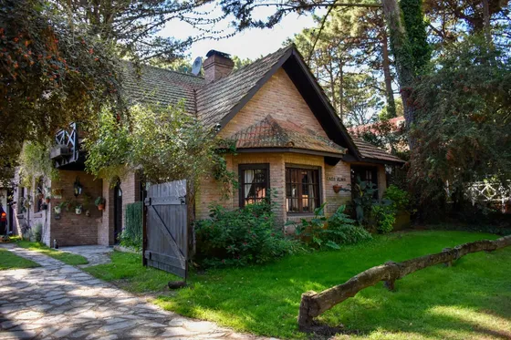 Casa Tradicional En Venta 4 Dormitorios Pinamar Cerca Del Mar Con Cochera Gas Natural Financiacion