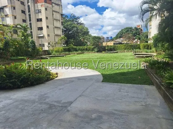 Apartamento En Alquiler. Calle Negrin, El Recreo. Mls 25-11925