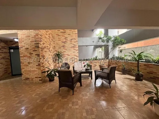 Rz Vende ¡disfruta De Las Increíbles Vistas De La Ciudad Desde Este Céntrico Apartamento! Ubicación Privilegiada Con Fácil Acceso A Todo Lo Que Necesitas. ¡tu Nuevo Hogar Te Espera! 24-28439 Jun11
