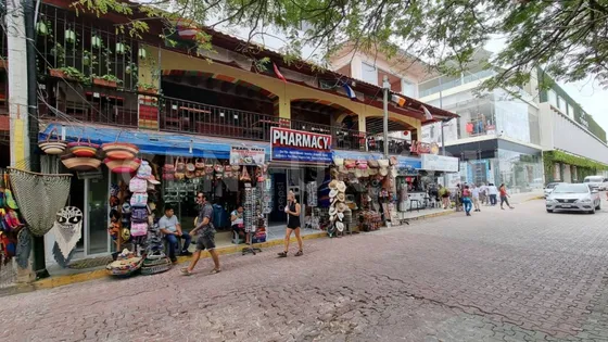 Edificio Comercial En 5°avenida Y Constituyentes, Playa Del Carmen