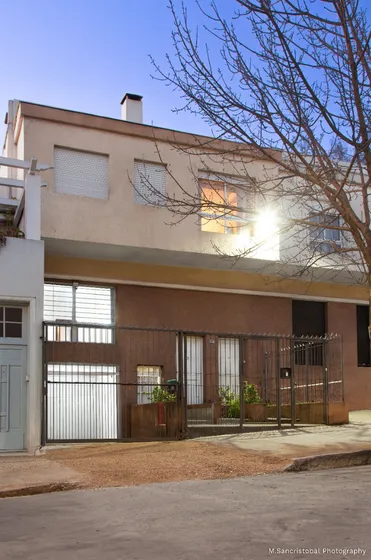 Oportunidad! Vendo Amplia Casa De 2 Plantas, 3 Dormitorios, 3 Baños, Patio, Cochera Y Sótano, Brazo Oriental.