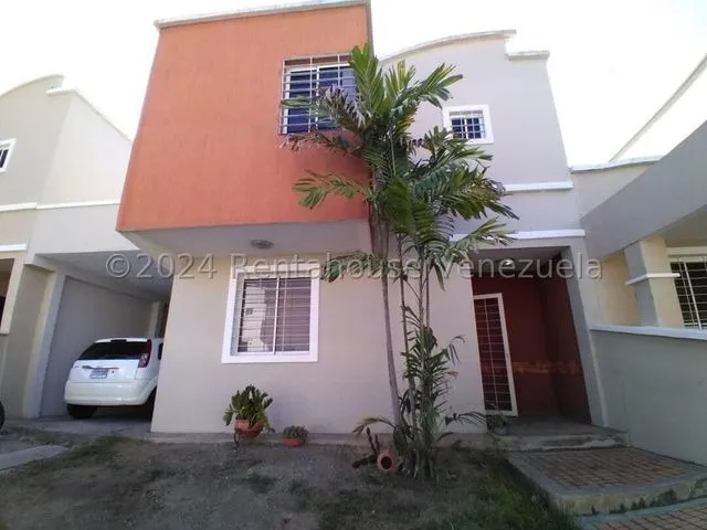 Daniela Linarez Vende Casas Hermosa Y Amplia En Excelente Zona Del Este De Barquisimeto Moderna Con Cocina Empotrada Y Bellass Areas Comunes                                                            