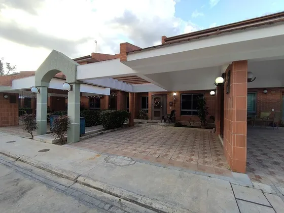 Sky Group Elite Vende Townhouse En Mañongo Res. Bonaventure Home, Naguanagua, Valencia.
