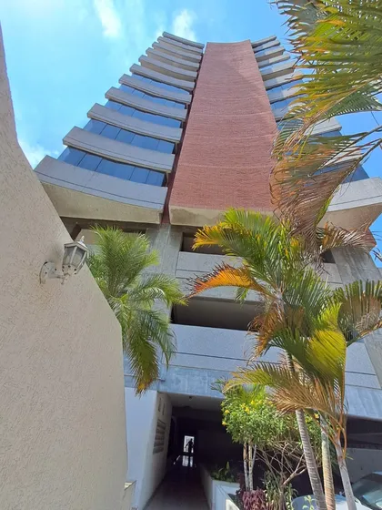 Re/max Abba Ofrece Para La Venta  Apartamento En La Avenida Bolívar De Lechería, Conjunto Residencial Dinastía Iii. 