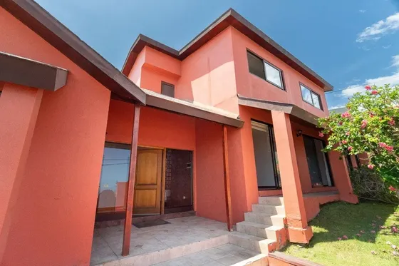 Se Vende Casa De 6 D+4b+ 1dy 1 B De Servicio En J. Del Sur A