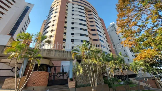 Espacioso Y Bello Apartamento De 155mts2, Ubicado En Una Excelente Zona, Cercano A Farmacias, Colegios, Supermercados, Y Sitios De Interés. Cuenta Con 3 Habitaciones, Un Estudio,