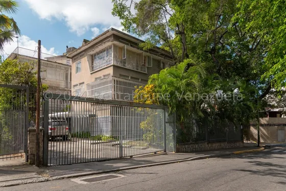 Edificio En Venta En El Bosque Consta De Ocho Aptos ,con Estacionamiento Ideal Para Comprar Y Alquilar Los Aptos.hay Que Reparar Fachadas.24-14946gm