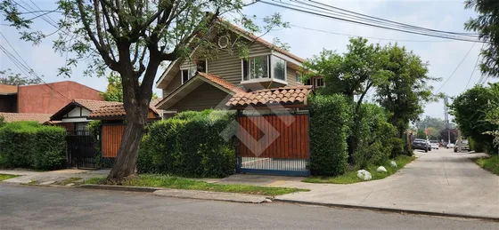 Casa En Venta De 5 Dorm. En Peñalolén