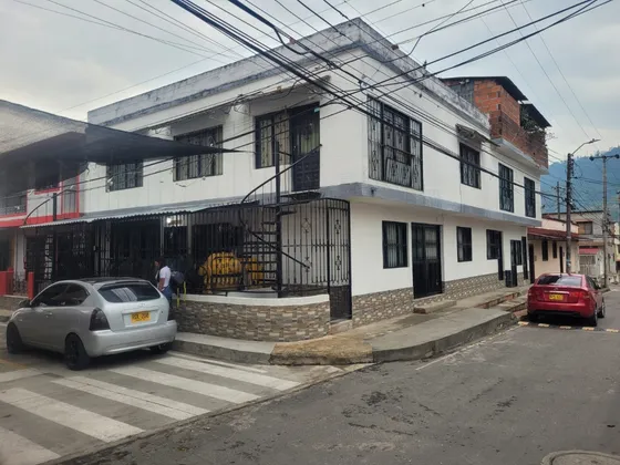 Casa De Tres Pisos Cinco Apartamentos 