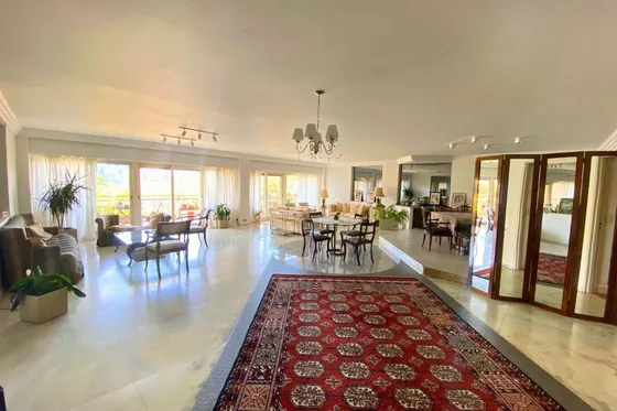 Departamento En Piso De 8 Ambientes, Con 350 M² Totales, Cocheras Incluidas.